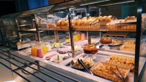 a display case filled with lots of different types of pastries at CHA Mime Hotel in Blumenau