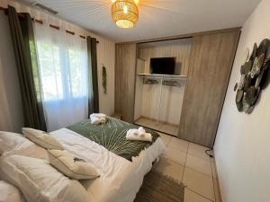 Habitación pequeña con cama y toallas. en Charmante dépendance au centre historique à Agde, en Agde