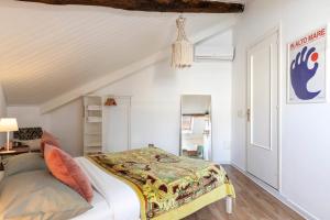 Posteľ alebo postele v izbe v ubytovaní HOMESTAY rooftop