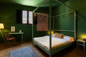 Posteľ alebo postele v izbe v ubytovaní HOMESTAY rooftop