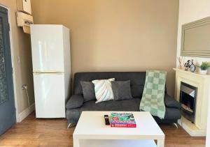 ein Wohnzimmer mit einem Sofa und einem Couchtisch in der Unterkunft Cosy 2 Bed Apt For Families With Free Parking in Liverpool