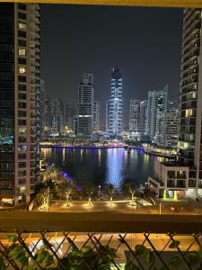 uitzicht op de skyline van de stad 's nachts bij Sansa Beach Hostel in Dubai