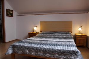 - une chambre avec un lit et deux lampes sur les tables de chevet dans l'établissement Belweder Bieszczady, à Wołkowyja