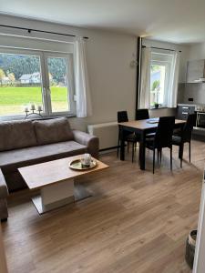 sala de estar con sofá y mesa en Ferienwohnung Nähe Redbullring, en Sankt Lorenzen bei Knittelfeld