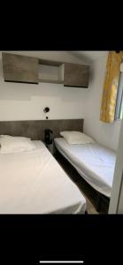 - 2 lits jumeaux dans une chambre avec fenêtre dans l'établissement Camping Les Pins maritimes, à Hyères