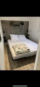 uma cama branca com um cobertor em cima em Camping Les Pins maritimes em Hyères