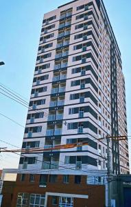 um grande edifício alto com muitas janelas em Apartamento no Butantã em São Paulo