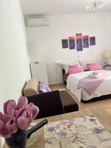 Ein Bett oder Betten in einem Zimmer der Unterkunft Apartments Ivana Bibinje