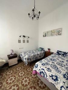 - une chambre avec 2 lits et un lustre dans l'établissement Alicante Beach Home, à Alicante