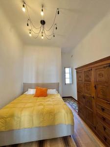 - une chambre avec un grand lit et un lustre dans l'établissement Alicante Beach Home, à Alicante