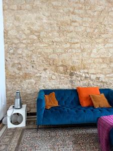 - un canapé bleu dans une chambre avec un mur en briques dans l'établissement Alicante Beach Home, à Alicante