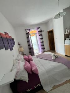 Ein Bett oder Betten in einem Zimmer der Unterkunft Apartments Ivana Bibinje