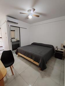 - une chambre avec un lit et un ventilateur de plafond dans l'établissement CASA COCO OAXACA INN, à Oaxaca