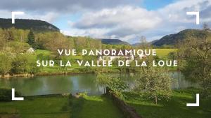 Una vista de un lago con las palabras "panoramaphrinesuper la value de" en Maison de Vacances - jardin - Wifi, en Ornans
