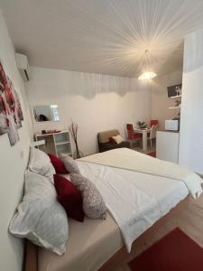 Ein Bett oder Betten in einem Zimmer der Unterkunft Apartments Ivana Bibinje