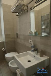 A bathroom at Quelli del vesuvio