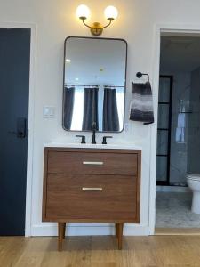 un baño con lavabo y espejo en Market Square View, Heart of DTWN, Historic Hotel, King Bed, Room # 402, en Bangor 10 fotos más