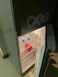 einen Kühlschrank mit offener Tür in einem Zimmer in der Unterkunft Serene Private Room in Karatschi