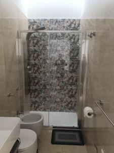 y baño con ducha, aseo y lavamanos. en Villa Matilde Monteroni, en Monteroni di Lecce