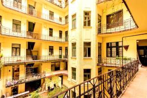 ブダペストにあるPalatinus apartmanのバルコニー付きのアパートメントビルの外側の景色を望めます。