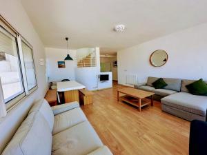 uma sala de estar com um sofá e uma mesa em Villa vue imprenable sur l’Océan. em Moulay Bousselham