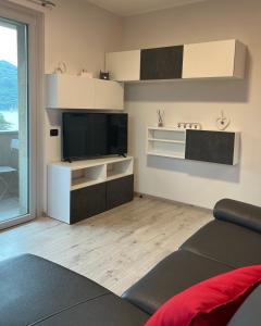 a living room with a flat screen tv and a couch at 2 Cuori al Lago - Appartamento in villetta singola in Mandello del Lario
