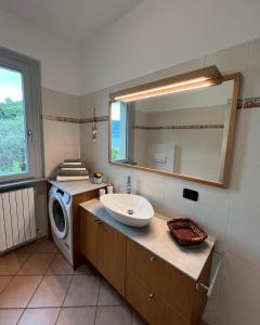 a bathroom with a sink and a washing machine at 2 Cuori al Lago - Appartamento in villetta singola in Mandello del Lario