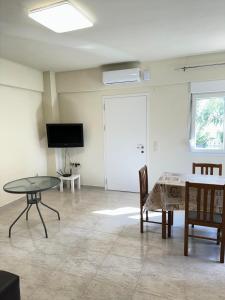 Μια τηλεόραση ή/και κέντρο ψυχαγωγίας στο Adoniss Apartmentss 2