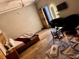 um quarto com uma cama e uma sala de estar em Shelton One Hotel em Multan