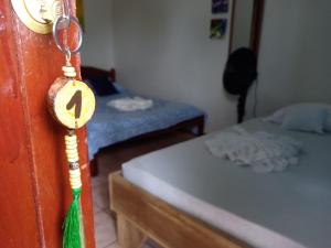 Zimmer mit einem Zimmer mit einem Bett und einem Schlüssel in der Unterkunft MisMiriam in Tortuguero
