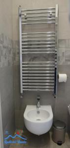 A bathroom at Quelli del vesuvio