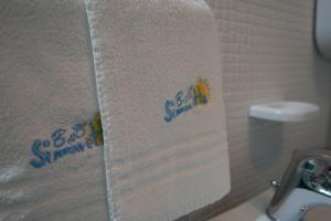stos ręczników w łazience obok umywalki w obiekcie B&B Simonetta w mieście Porto Cesareo