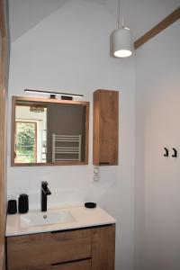 普盧巴拉內克的住宿－Chambres et tables d'hôtes Cornec，一间带水槽和镜子的浴室