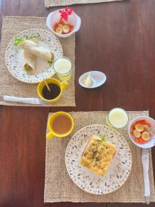 Aura Hotel Parque Barichara في باريكارا: طاولة عليها أطباق من المواد الغذائية والمشروبات
