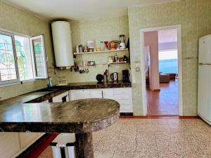 uma cozinha com um balcão de mármore num quarto em Villa vue imprenable sur l’Océan. em Moulay Bousselham