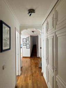 a hallway with white walls and wooden floors at Gran ático dúplex centro Muros,Terraza con vistas in Muros