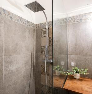 y baño con ducha y puerta de cristal. en Charmant & Cosy - Centre historique Ecusson, en Montpellier