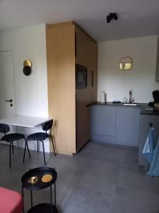 uma cozinha com mesa e cadeiras num quarto em Starling em Oud-Turnhout