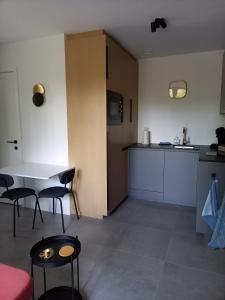 eine Küche mit Tisch und Stühlen in einem Zimmer in der Unterkunft Starling in Oud-Turnhout + 11 Fotos
