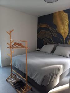 um quarto com uma cama e uma parede com um quadro em Starling em Oud-Turnhout
