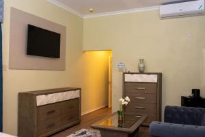 Televiisor ja/või meelelahutuskeskus majutusasutuses Sky's Villa Resort