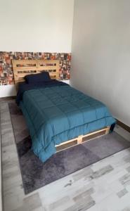 a bedroom with a blue bed in a room at El Refugio de Luisinho in Huaral