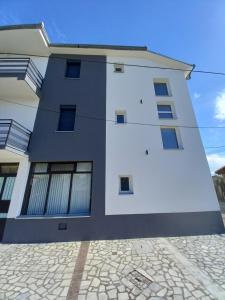 un edificio blanco y negro con una mazorca en Ambient Apartments en Struga