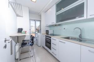 Кухня или мини-кухня в Cedofeita Sunny Apartment - Balcony & Parking
