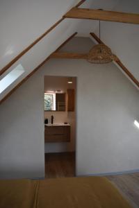 Zimmer mit einer weißen Wand und einer Decke in der Unterkunft Chambres et tables d'hôtes Cornec in Ploubazlanec