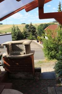 een bank bovenop een stenen muur bij Kleine Wohngelegenheit in Chemnitz