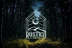 圣埃伦娜Rùstico Glamping的森林里一家夜总会的标志