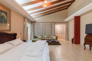 un dormitorio con una cama y un sofá en Green Villas El Coco, en Coco 41 fotos más