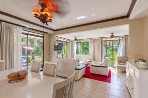 cocina y sala de estar con mesa y sillas en Luxury Coco Villas en Coco