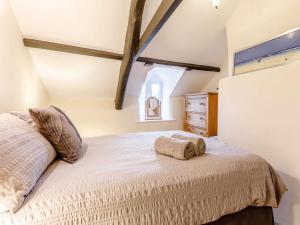 1 dormitorio con 1 cama con 2 toallas en 3 Bed in Bude 86887, en Kilkhampton